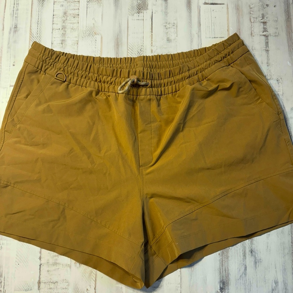 Old Navy Women's Athletic Shorts in Tan